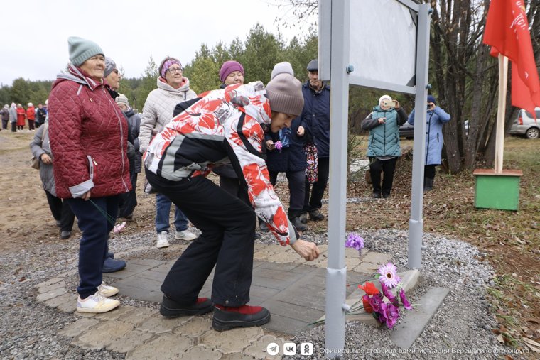 К монументу возложили цветы