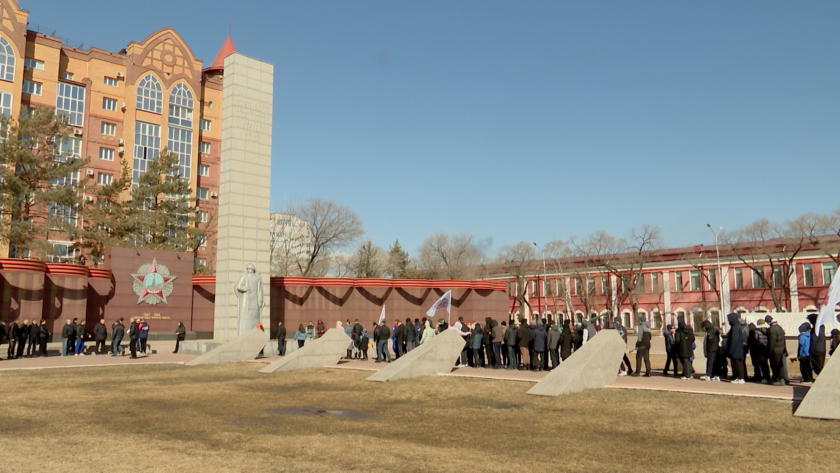 В Благовещенске прошла памятная акция в честь Героев, погибших на СВО - gtrkamur.ru