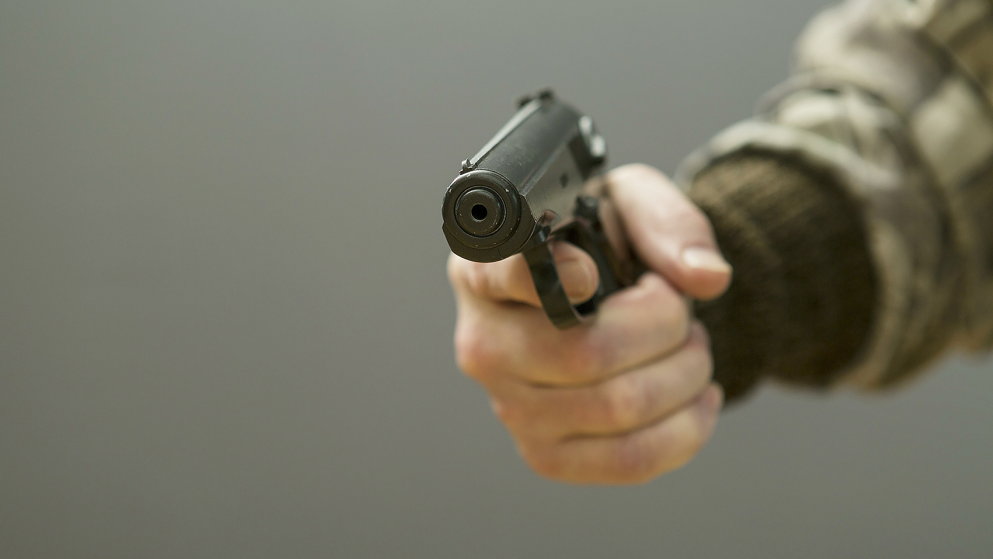 Мужчина угрожал пистолетом. Рука с пистолетом. Угрожает пистолетом. Револьвер в руке. Угроза револьвером.