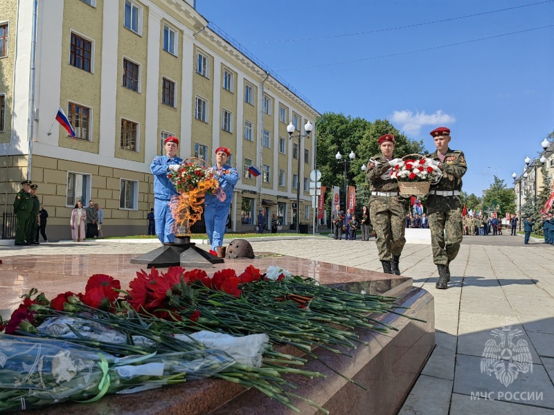 Мы пoмним пoдвиг ваш, герои, вы вечно в памяти людской!