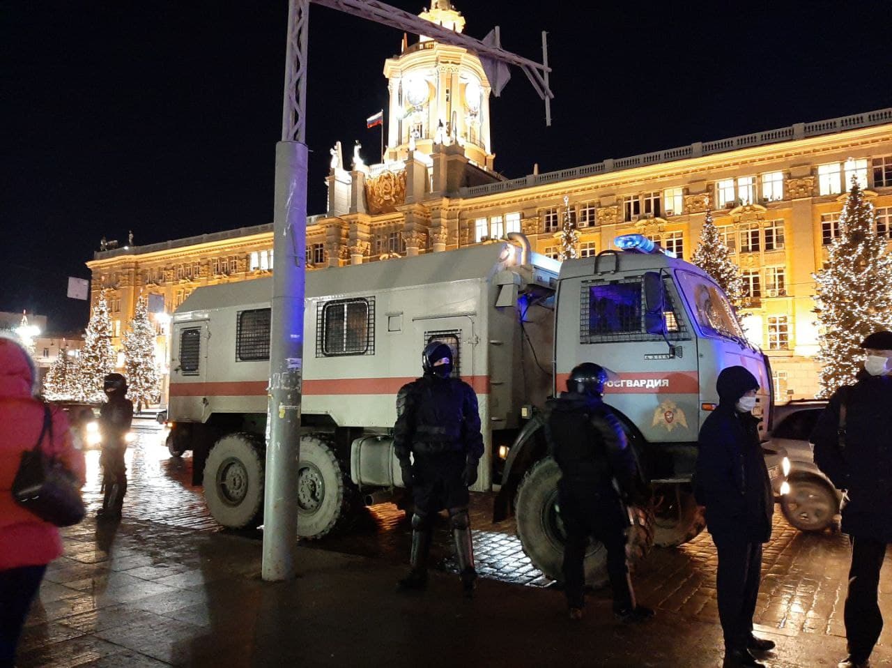 События в екатеринбурге. Теракт в Екатеринбурге. Пушкинская площадь февраль 2022 автозак. Украинские автозаки. Екатеринбург дом на площади 1905.