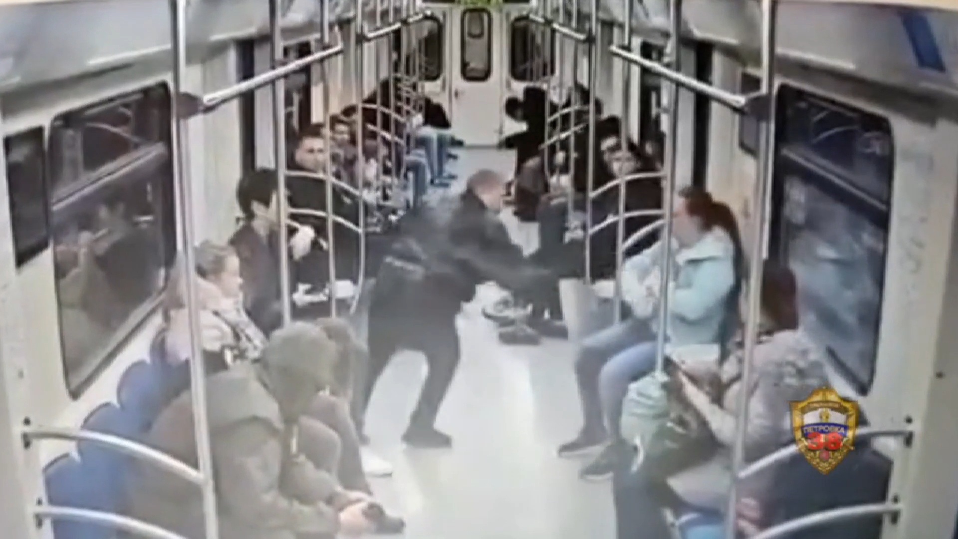 Нападение 50. Нападение на девушку в метро. Женщина пырнула ножом в метро. Катастрофа в Московском метрополитене.