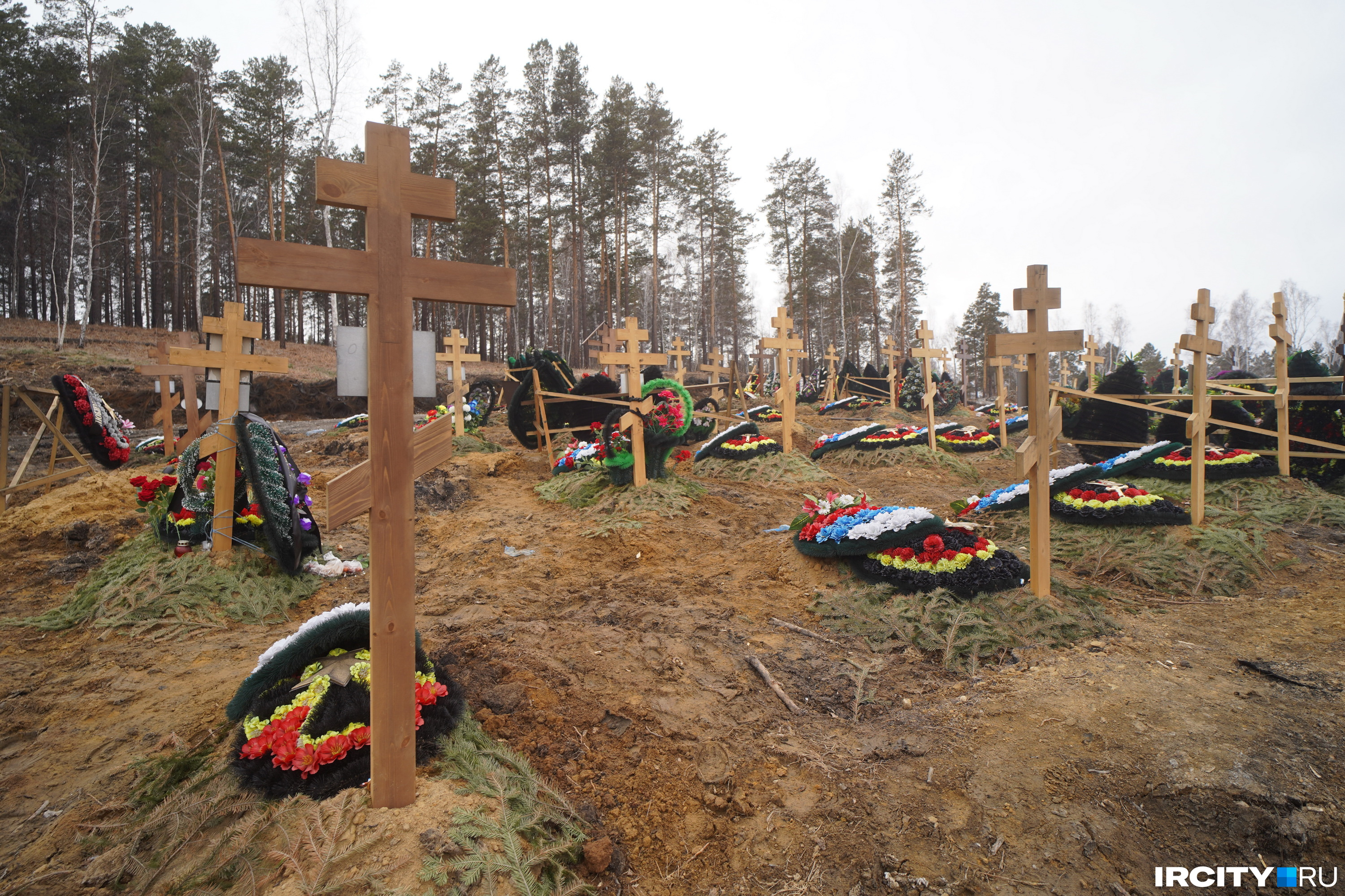 Фото кладбища вагнер. Могилы ЧВК Вагнер. Венок ЧВК Вагнер. Кладбище фото.