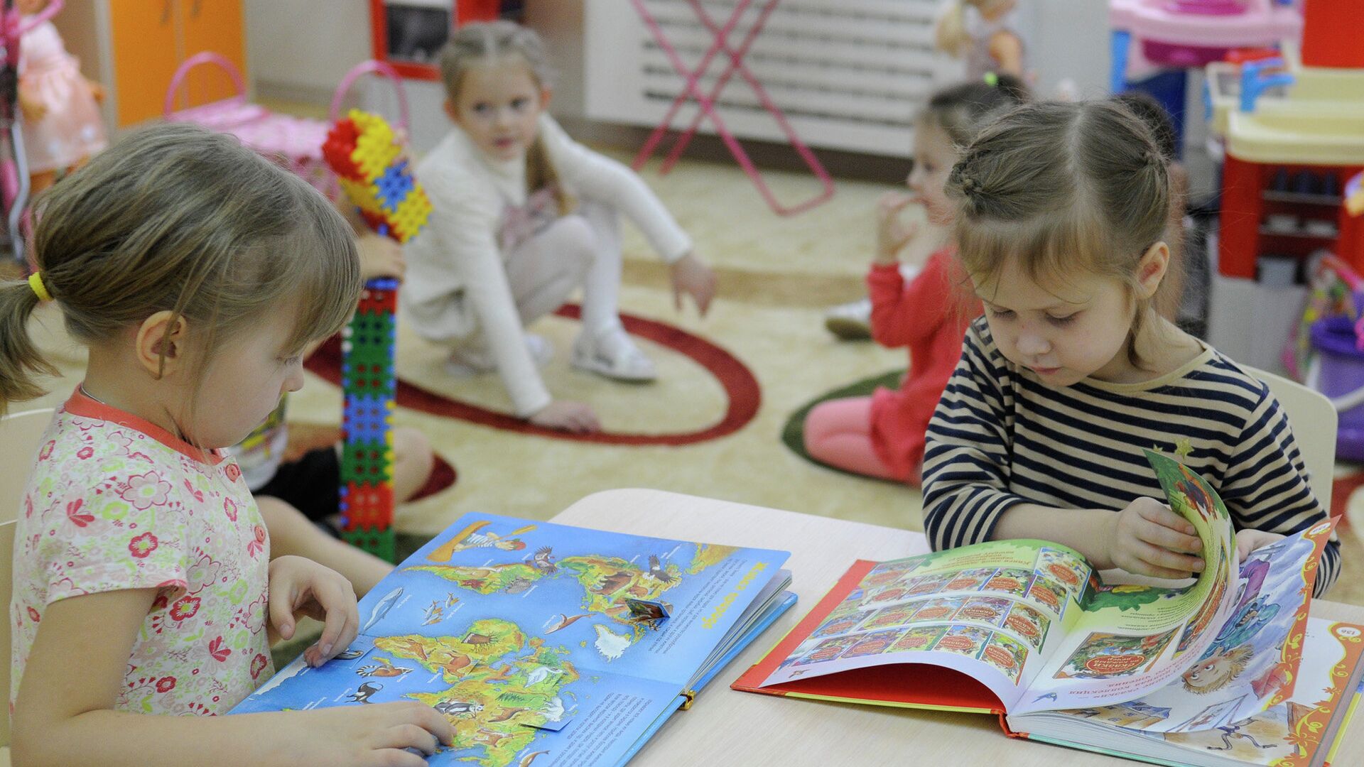 Воспитатель читает сказку детям. Старшие дошкольники. Чтение в детском саду. Дошкольный Возраст. Дошкольное образование в России.