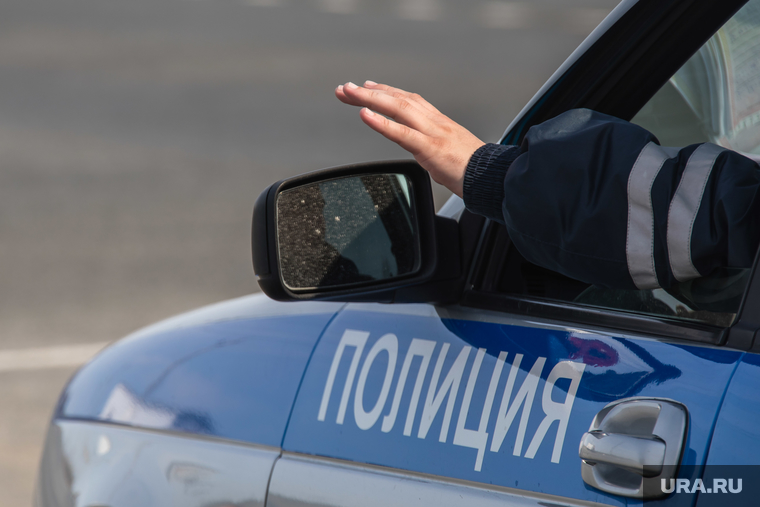 Полиция вскрывает машину