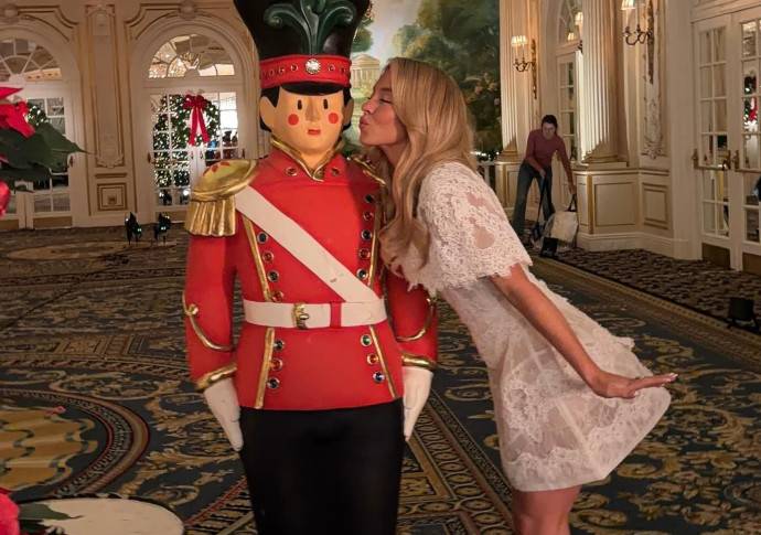 Сидни Суини поделилась очень пикантными фотографиями из гримерки