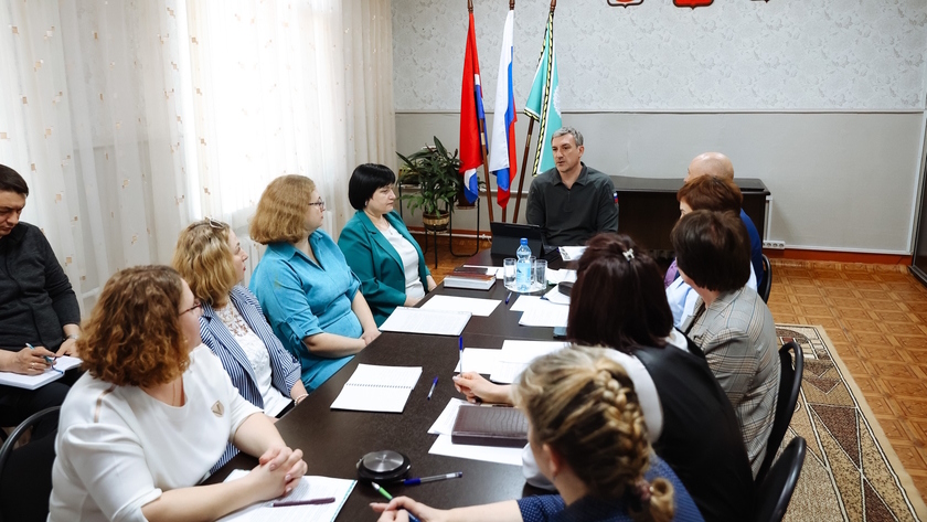 Василий Орлов встретился с членами штаба по поддержке семей участников СВО в Серышевском округе - gtrkamur.ru
