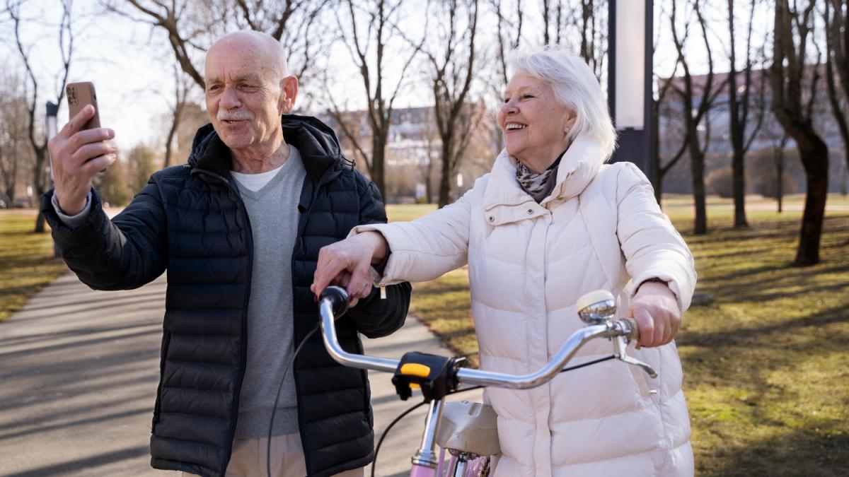 Пенсионеры на прогулке