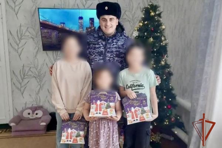Росгвардейцы в районах Омской области поздравили семьи участников СВО с новогодними и рождественскими праздниками