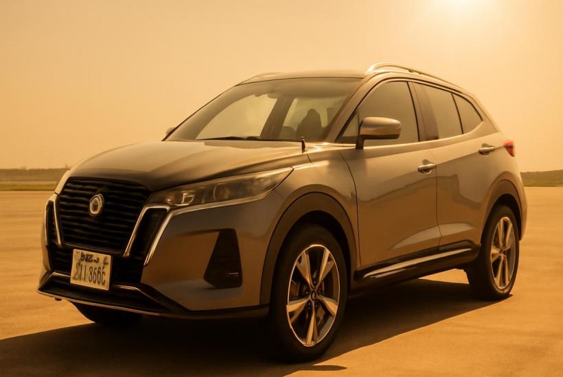 Компактный SUV в жарком солнце