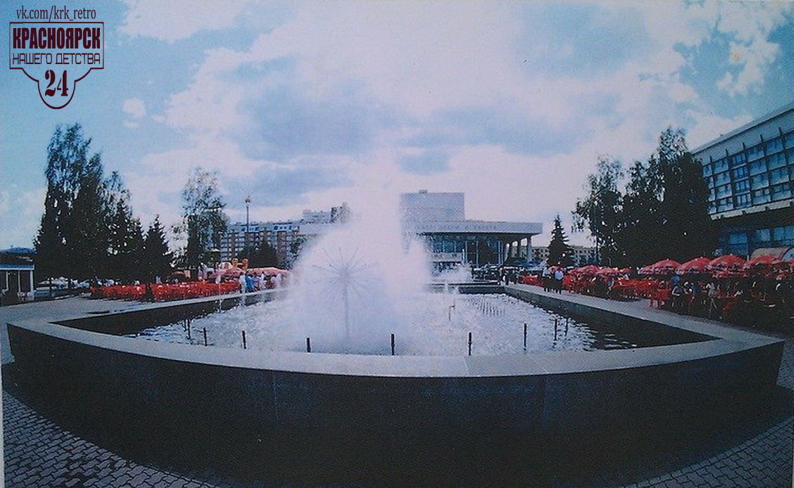 2001 год, Театральная площадь. Тогда на ней было очень много летних кафе