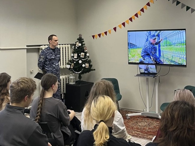 В Ярославле росгвардейцы провели тематические уроки мужества 