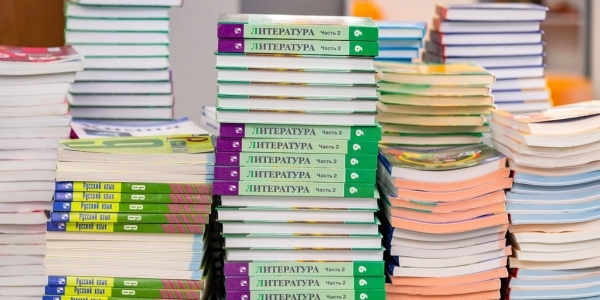 Россия передала Таджикистану полторы тысячи учебников