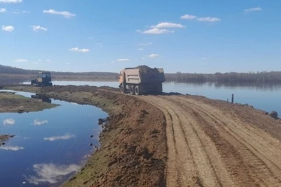 Работы по укреплению дамбы
