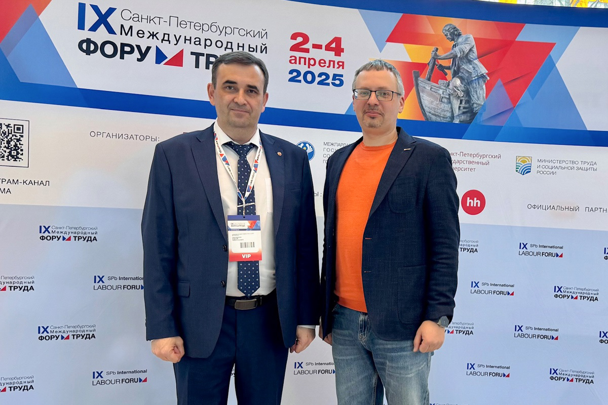 Начальник отдела оценки и кадровых резервов Комитета государственной службы и кадровой политики, руководитель профориентационного проекта «Школа Смольного» Сергей Свечников и доцент ВШГУ Максим Иванов 