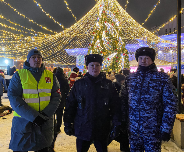 В НАО Росгвардия и полиция обеспечили безопасность более 3300 участников открытия новогодних елей