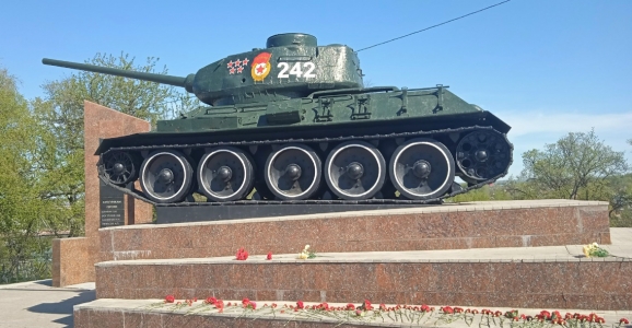 Фотография к материалу: Танк в Кунгуре на площади Победы вновь с гвардейским знаком