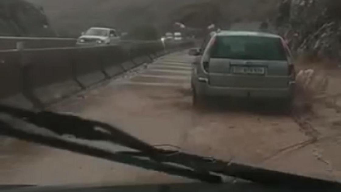 Машины едут по затопленной дороге на Иссык-Куль