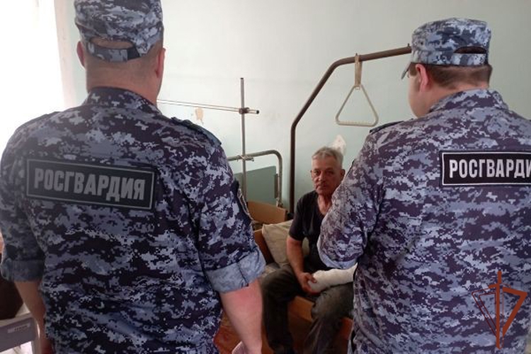 Упавшему с самоката мужчине оказали помощь сотрудники Росгвардии в ДНР