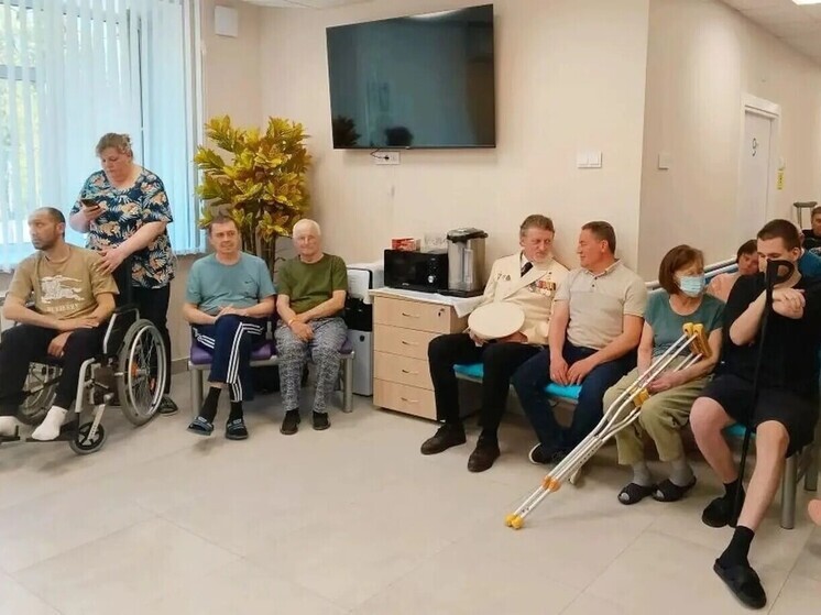 Калужские полицейские спели в честь Победы в центре реабилитации
