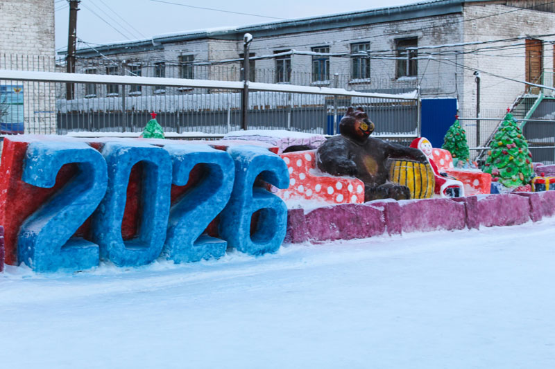 Кировские заключенные слепили красного коня и дымковскую лошадь
