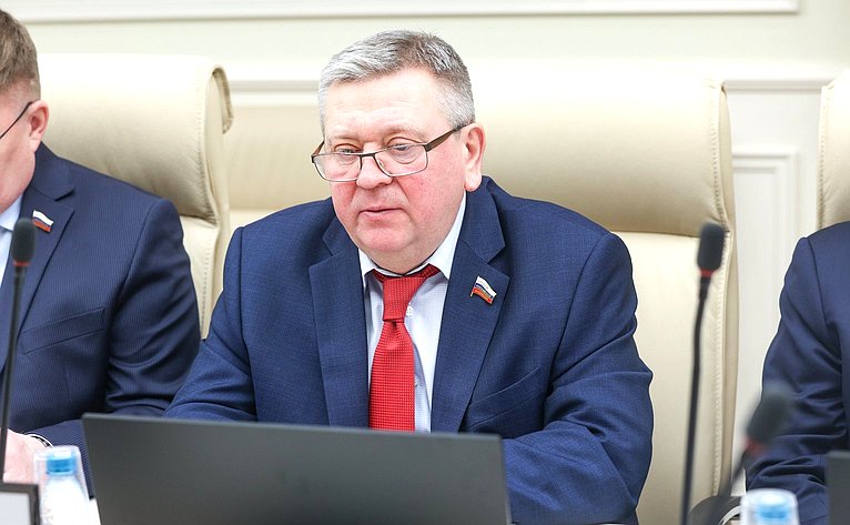 Александр Лутовинов