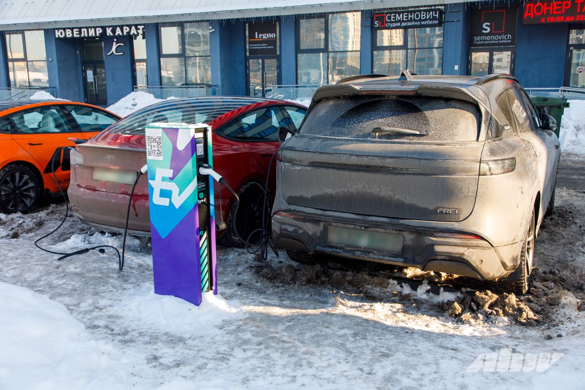 Таксисты занимают все зарядки? Что происходит на электрозаправках днем