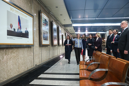 Торжественная церемония открытия фотовыставки «30 лет Совету Федерации». Станция метро «Выставочная»