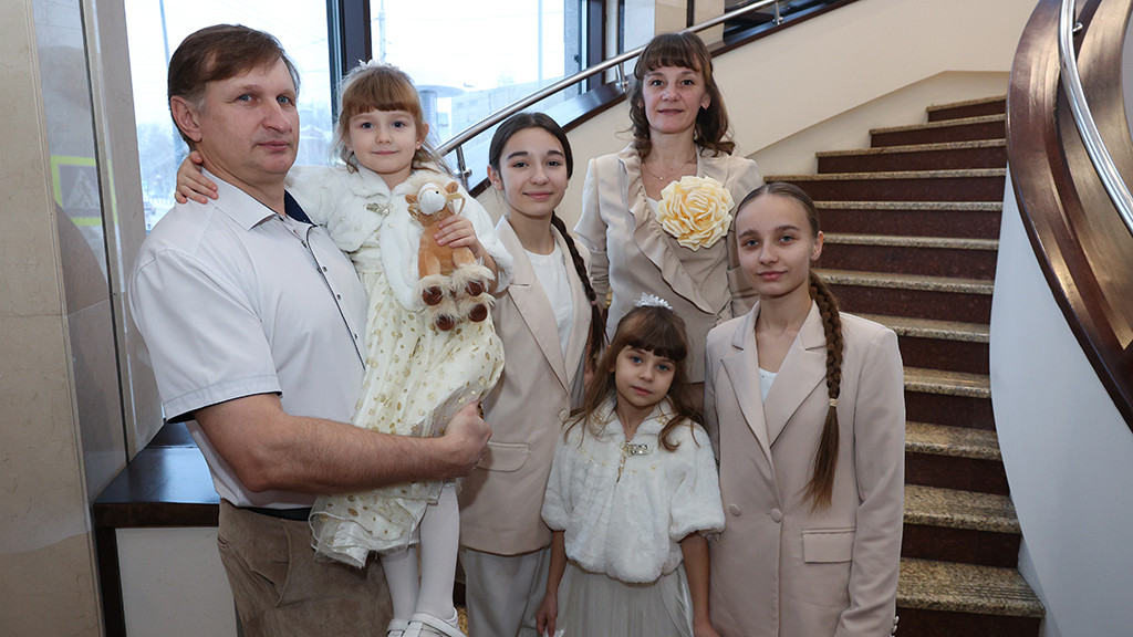 В Барнауле наградили победителей и призеров эстафеты «Согрей теплом родительского сердца» Фото №1