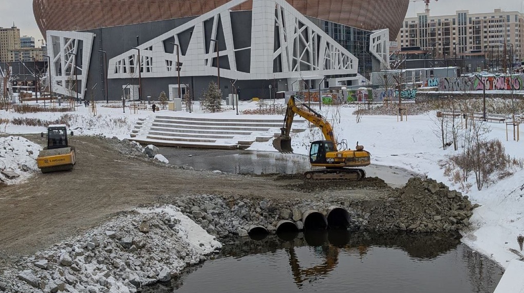 Русло Исети засыпали щебнем. На берег приехала строительная техника
