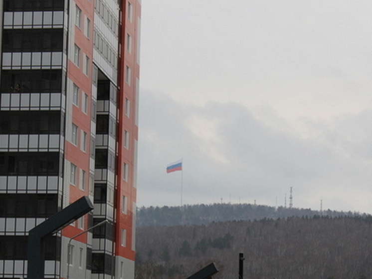 В Красноярске к осени укрепят основание флагштока на Николаевской сопке