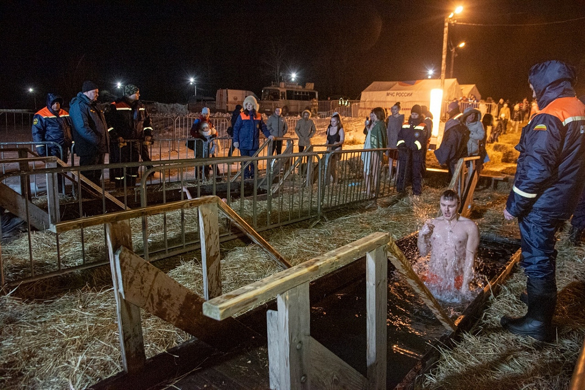 Купание на крещение 2023. Купание в проруби на крещение 2023. Крещенские купания 2023 фоторепортаж. Купание на крещение. Ледяная купель в миассе 2021.