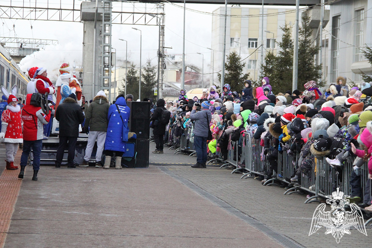 Росгвардия обеспечила безопасность прибытия поезда Деда Мороза в Тюменскую область