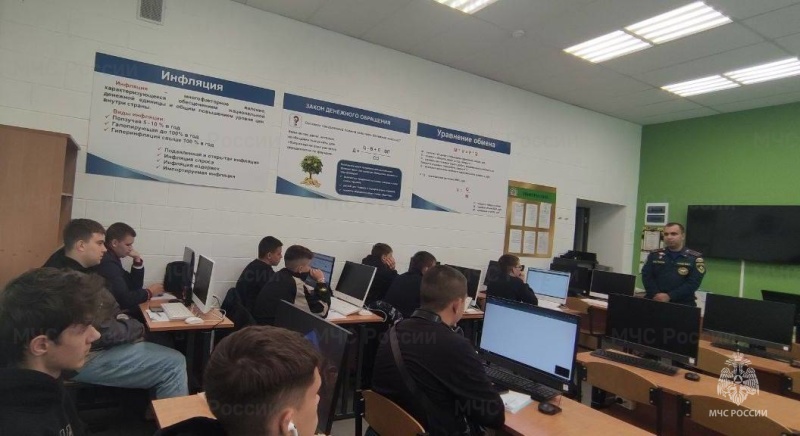 Студентов научили правильно надевать противогаз