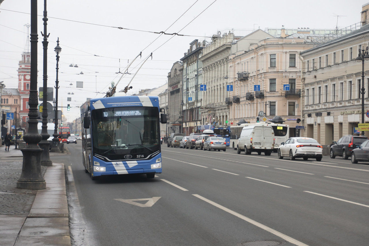 Троллейбус 5 санкт петербург. Двойной троллейбус. Закрытие троллейбусного движения в. 70 Троллейбус маршрут. 2 Троллейбус 1447.