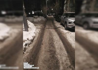 Саратовский регоператор назвал адреса контейнерных площадок, где вывоз отходов систематически осложнен из-за припаркованных машин и колейности