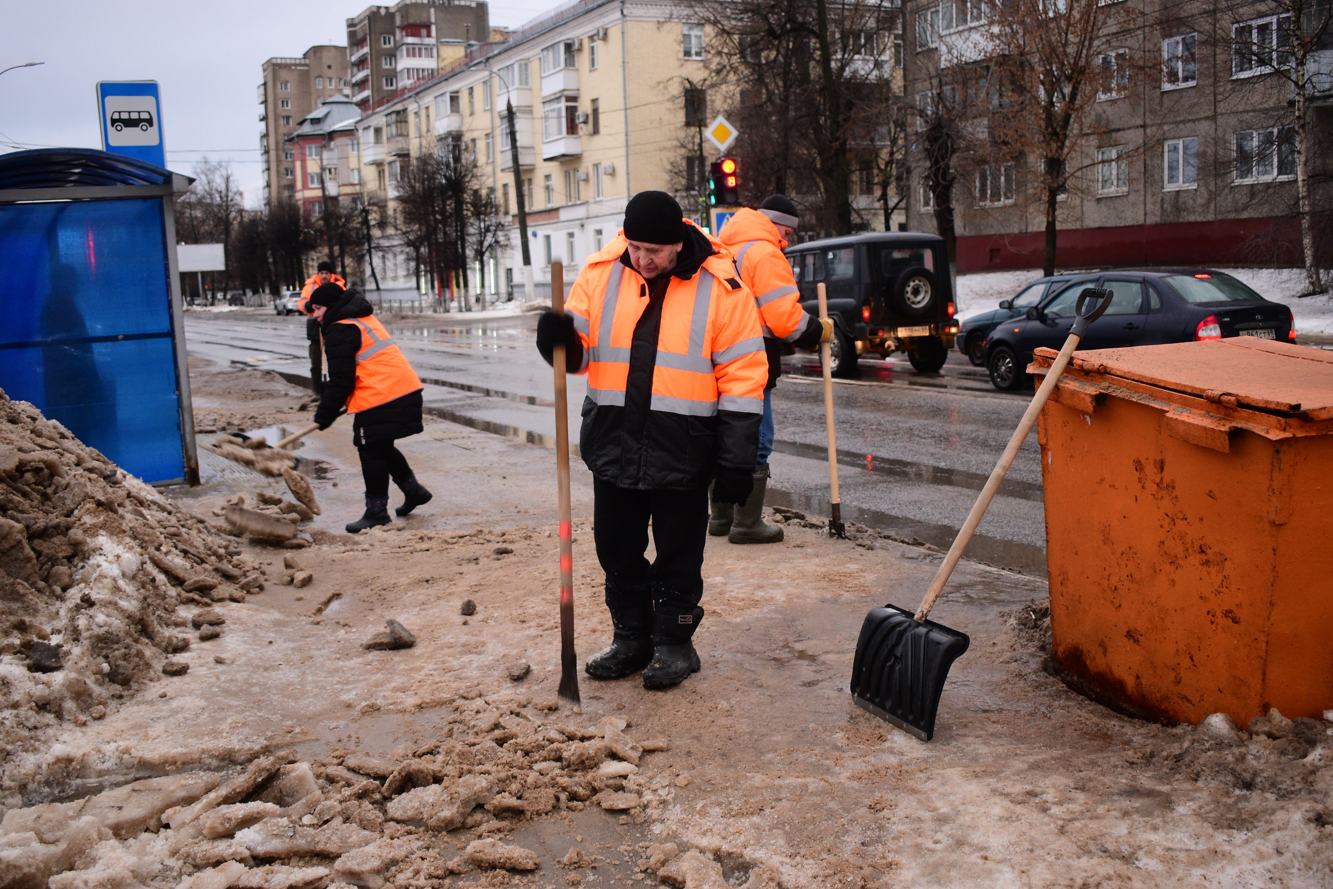 мосавтодор раменское ремонт дорог. уборка улиц. человеку помогают подняться с асфальта. уличная уборочная техника. уборщик гбу жилищник.