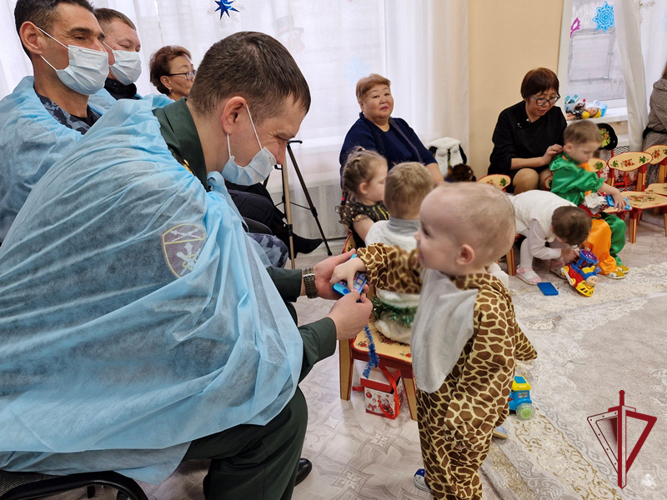 Росгвардейцы Бурятии поздравили воспитанников детского дома «Аистёнок» с Новым годом