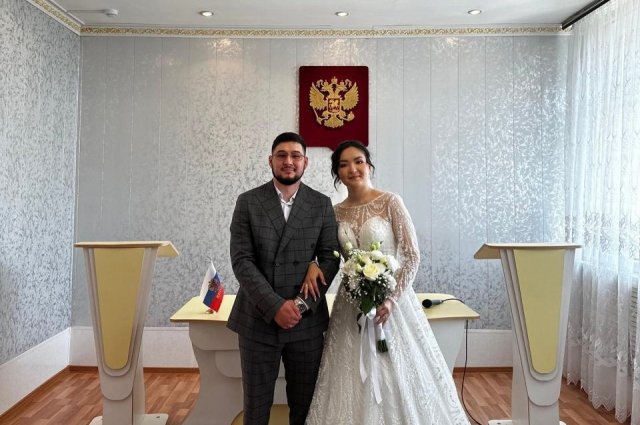 Тяжело раненный боец из Домбаровского района сыграл свадьбу в День семьи.