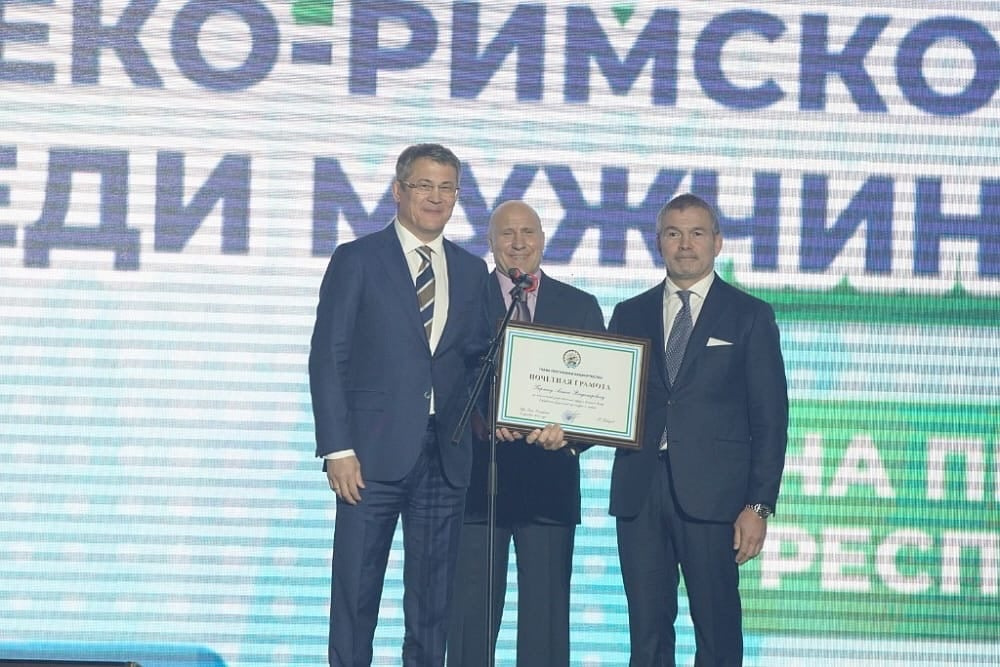 Алексей Борман получает почетную грамоту от главы республики