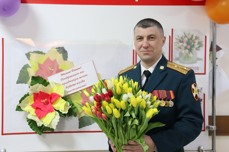 В Хабаровске росгвардейцы поздравили женщин-коллег с наступающим праздником 8 марта 