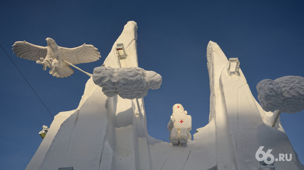 На Плотинке открыли новогодний ледовый городок. Посмотрите, как он менялся последние 10 лет