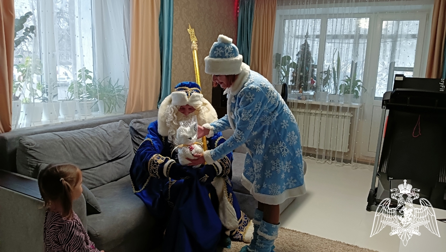 «Дед мороз специального назначения» поздравил детей росгвардейцев в Липецке