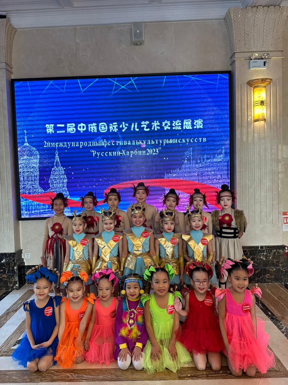 Ледовый городок в харбине 2023. Харбин ледяной город 2022. Харбинский международный фестиваль льда и снега в китае. Фестиваль льда в харбине. Ледяной город в харбине 2023 ролик.