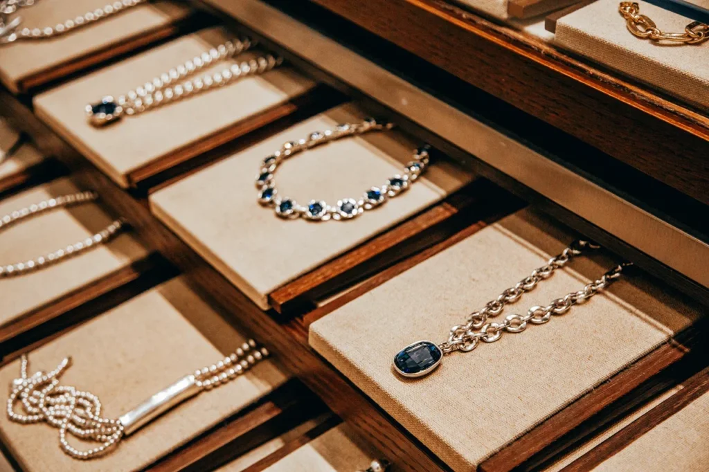 Княгиня Монако Шарлен появилась на службе в церкви с брошью за 3 млн рублей