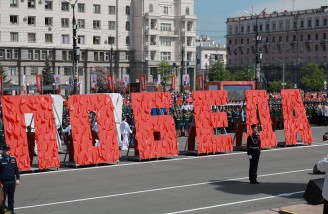 Алексей Текслер принял участие в торжественном построении, посвященном 80-й годовщине Победы в Великой Отечественной войне
