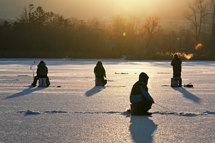 Этой зимой морозы пришли позднее, лед встал лишь в 20-х числах декабря, отчего снегоходы смогли вывозить любителей зимней ловли лишь под Новый год