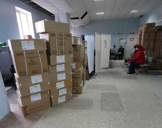 «Идите в коробочки»: 5-часовые очереди собрались в поликлинике с картонными стенами в Волгограде