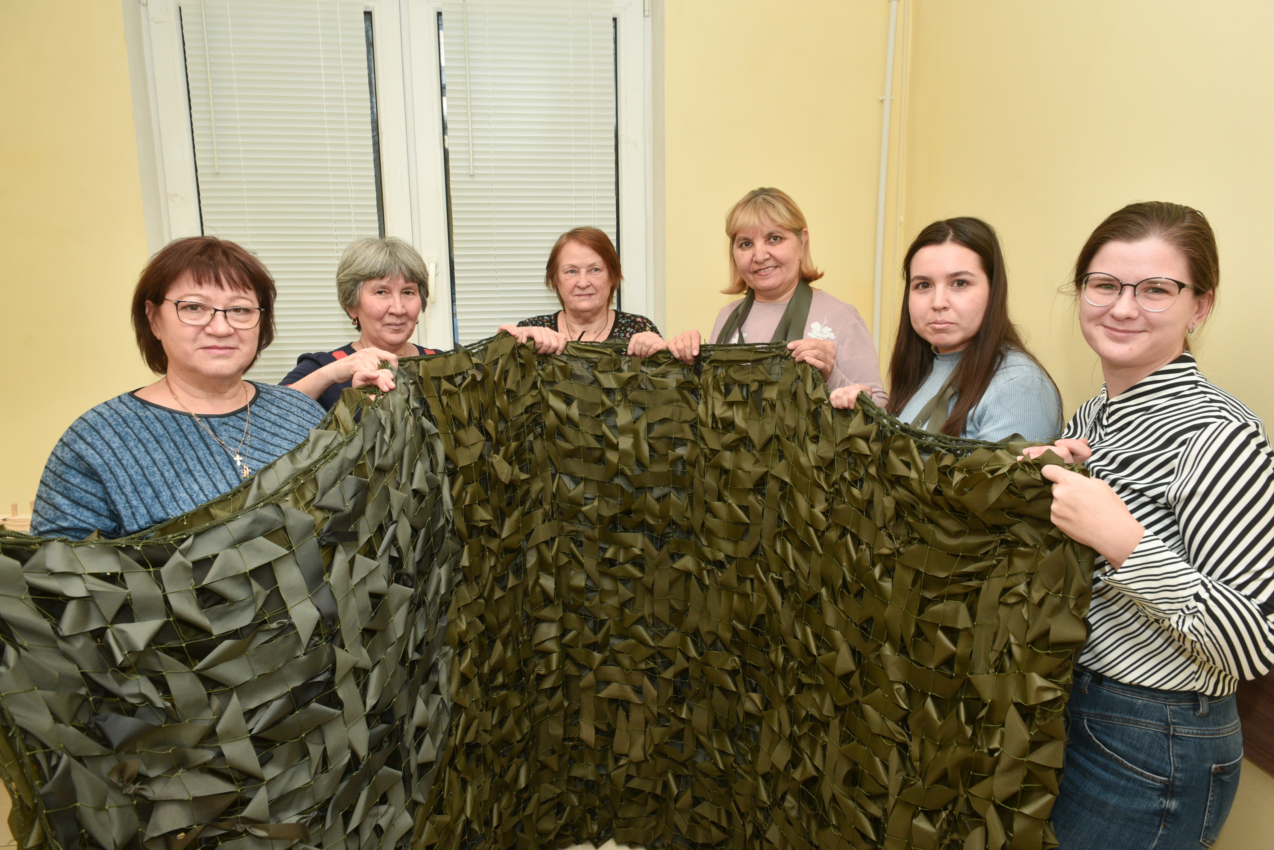 Плетение камуфляжных сетей. Маскировочные сети военные. Плетение маскировочных сетей. Где плетут маскировочные сети. Плетение маскировочной сетки.