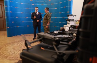 Алексей Текслер передал высокотехнологичное оборудование военнослужащим 19-го танкового полка
